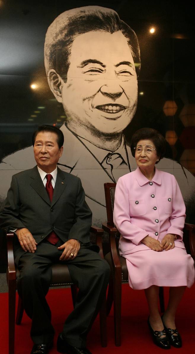 김대중과 이희호는 책을 많이 읽은 일로도 유명하다. 둘이 주고받은 편지에도 책 이야기가 자주 나온다. 2003년 김대중도서관이 개관하던 날 부부의 모습을 박종식 기자가 촬영했다. 지면에 실리지 않았던 사진을 이번에 공개한다.