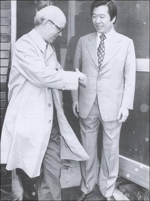 1980년 5월17일 쿠데타 직전에 전두환과 군부가 심상치 않은 움직임을 보이자, 미국대사 글라이스틴이 대책을 의논하기 위해 김대중의 집을 찾았다. 김대중평화센터가 제공한 사진.