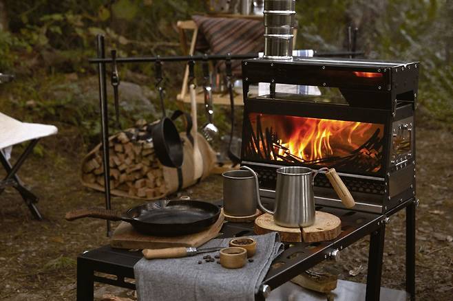 코오롱스포츠가 캠핑용 화목 난로 ‘부뚜막’을 출시한다. /사진=코오롱FnC