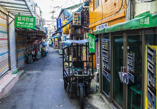 서울미래유산으로 지정된 충무로 인쇄골목은 영화 관련 인쇄물을 제작하면서 형성됐다. 디지털 맹위 시대를 맞아 활력을 잃은 분위기가 역력하다.