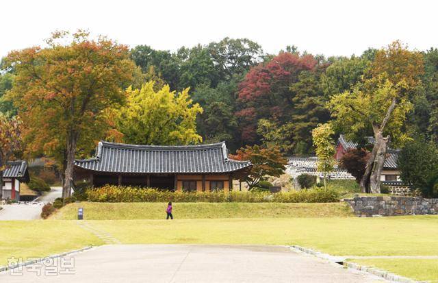 부소산 아래 관북리유적 부근에는 현재 조선시대 부여관아 건물이 들어 서 있다.