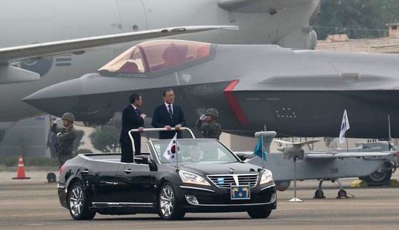 문재인 대통령이 지난해 10월 대구공군기지에서 열린 제71주년 국군의 날 기념식에서 F-35A 스텔스 전투기 앞을 지나며 사열하고 있다. [청와대사진기자단]