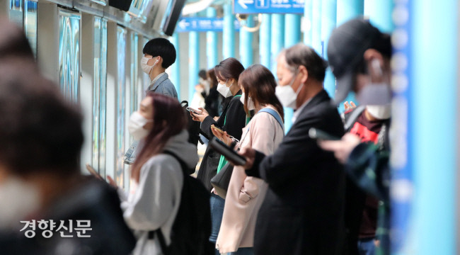 지난 10월13일 오전 서울 구로구 지하철 신도림역에서 출근길 시민들이 마스크를 쓰고 이동하고 있다. / 권도현 기자