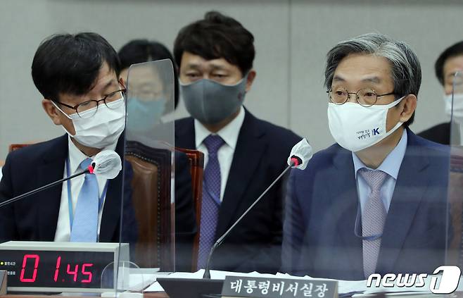 노영민 대통령 비서실장이 13일 2021년 예산안을 논의하는 국회 운영위원회 전체회의에 출석해 의원들의 질의에 답변하고 있다. 2020.11.13/뉴스1 © News1 박세연 기자