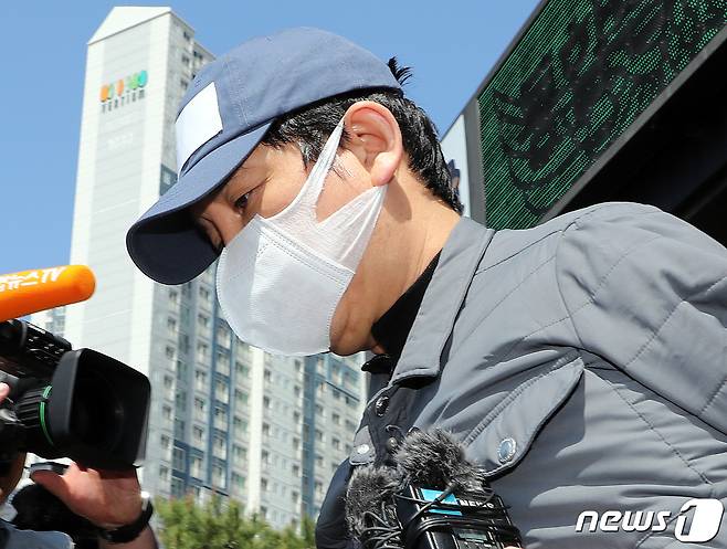 1조6000억원대 '라임 환매중단 사태'의 배후 전주(錢主)로 지목된 김봉현 전 스타모빌리티 회장이 26일 오전 경기도 수원시 영통구 수원남부경찰서에서 영장실질심사(구속 전 피의자 심문)를 받기 위해 호송차로 향하고 있다. 2020.4.26/뉴스1 © News1 이재명 기자