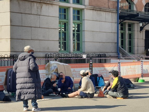 12일 서울역 인근에 자리잡고 있는 노숙인들 모습. 사진=조윤진 인턴기자
