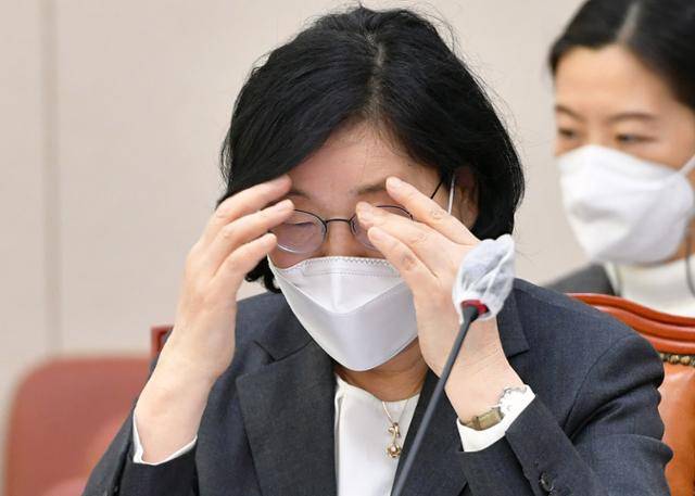이정옥 여성가족부 장관이 10일 국회에서 열린 여성가족위원회 전체회의에서 얼굴을 만지고 있다. 배우한 기자