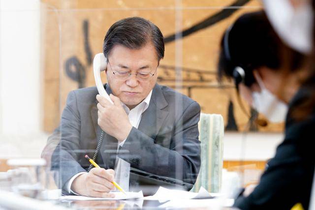 문재인 대통령이 12일 오전 청와대에서 조 바이든 미국 대통령 당선인과 전화통화하고 있다. 청와대 제공
