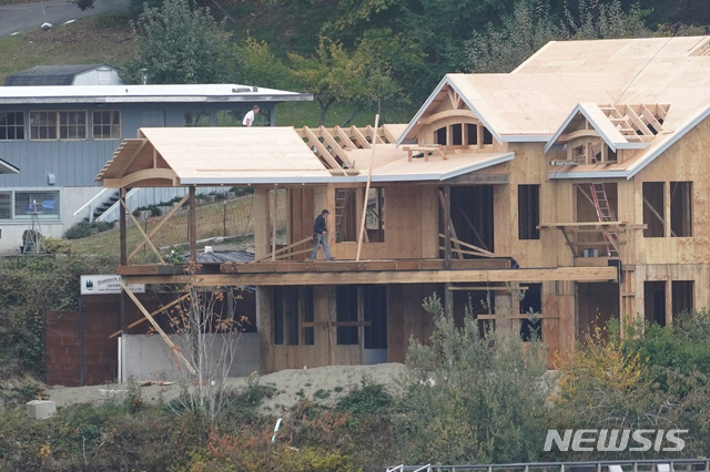 [=AP/뉴시스]지난 10월28일 미 워싱턴주 긱 하버에서 노동자들이 주택을 짓고 있다. 2020.11.13