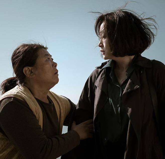 순천댁(이정은)이 형사 현수(김혜수)를 붙잡고 있다.