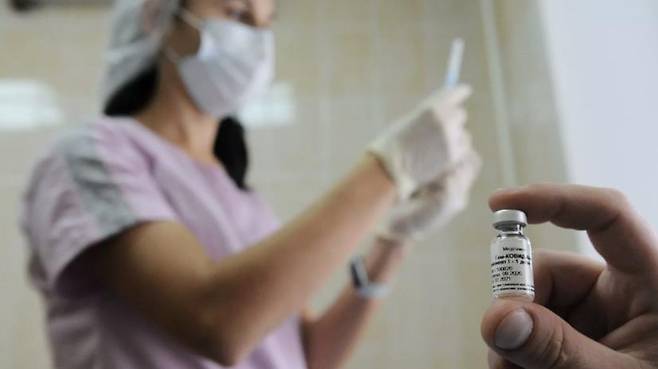 러시아가 개발한 코로나19 백신 '스푸트니크 V' 접종 모습 [RT=연합뉴스 자료사진]