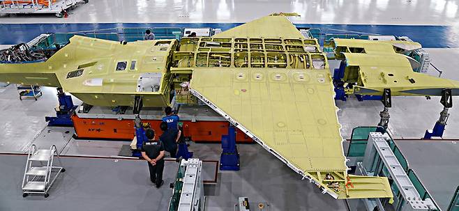 경남 사천시 한국항공우주산업(KAI) 공장에서 조립중인 KF-X 시제 1호기의 모습. KAI 제공