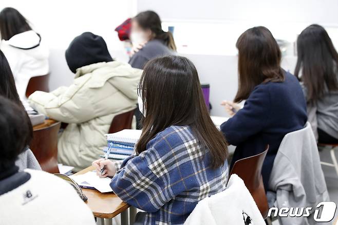 2021학년도 대학수학능력시험(수능)을 20일 앞둔 지난 13일 서울 성북구 소재 한 학원에서 수험생들이 수업을 듣고 있다./뉴스1 © News1