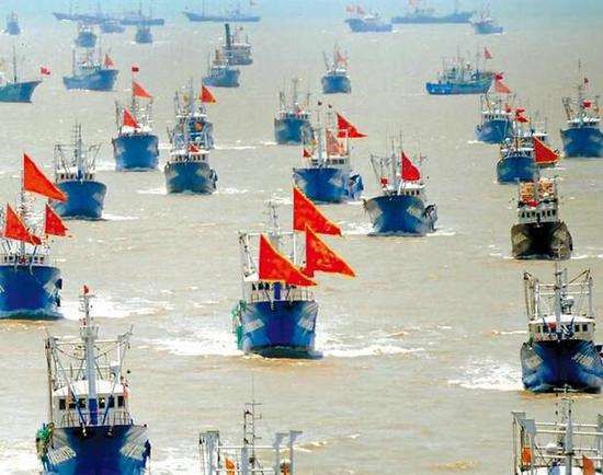 남중국해에서 항해하는 수십척의 중국 어선들.  해상민병대는 수십~수백척의 어선이 진형을 만들어 '벌떼 전술'로 상대방을 압박하는 경우가 적지 않다. /연합뉴스