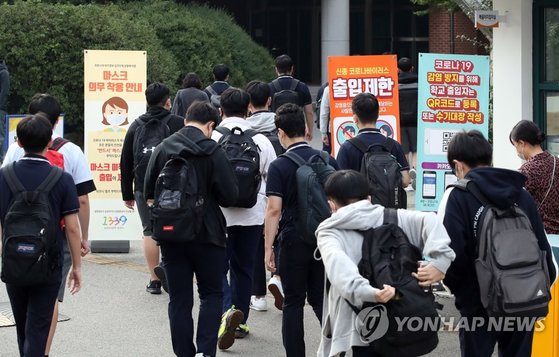 서울 한 고등학교에서 학생들이 등교하고 있다. 위 사진은 기사 내용과 직접적 관련 없음. 연합뉴스