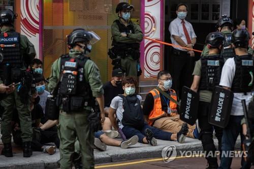 홍콩 거리시위 중 경찰에 붙잡힌 시민들 [EPA=연합뉴스 자료사진]