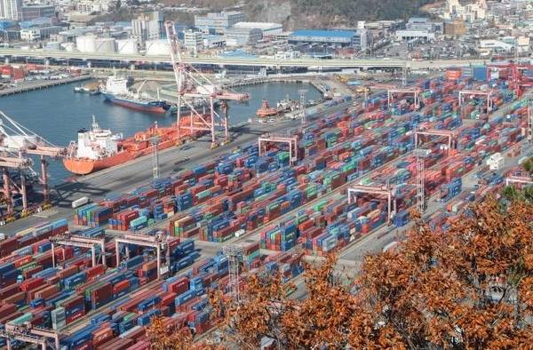 16일 부산항 신선대부두에서 컨테이너선이 화물을 선적하고 있다. /연합뉴스