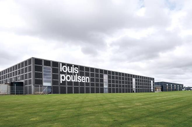 덴마크의 작은 도시 베젠에 자리 잡은 루이스 폴센의 본사 전경.