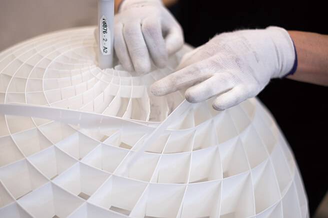 PVC로 제작된 밴드의 홈을 맞물려 조립 중인 파테라(Patera) 램프의 공정 과정.