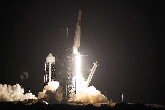 미국 민간 우주탐사 기업 스페이스X의 유인 캡슐 '크루 드래건'을 탑재한 팰컨9 로켓이 15일(현지 시각) 플로리다주 케이프커내버럴에 있는 미항공우주국(NASA) 케네디우주센터의 발사대에서 이륙하는 모습 ⓒ 연합뉴스
