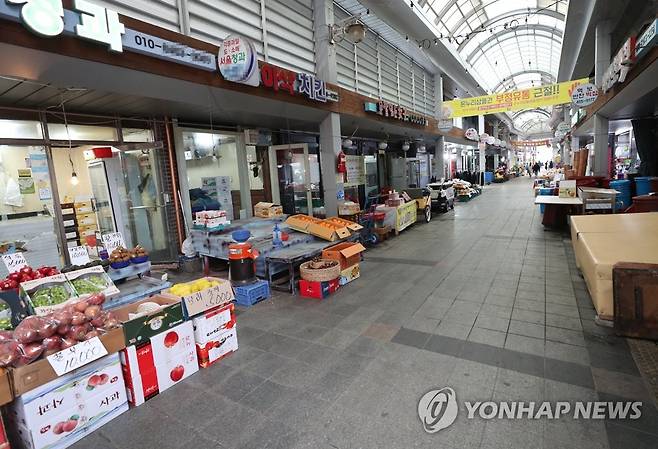 코로나19 여파…한산한 철원 전통시장 (철원=연합뉴스) 양지웅 기자 = 17일 강원 철원군 한산한 모습을 보이고 있다. 2020.11.17 yangdoo@yna.co.kr