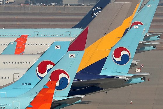 인천국제공항 주기장에 대한항공과 아시아나항공 여객기가 이륙준비를 하고 있다. 뉴스1