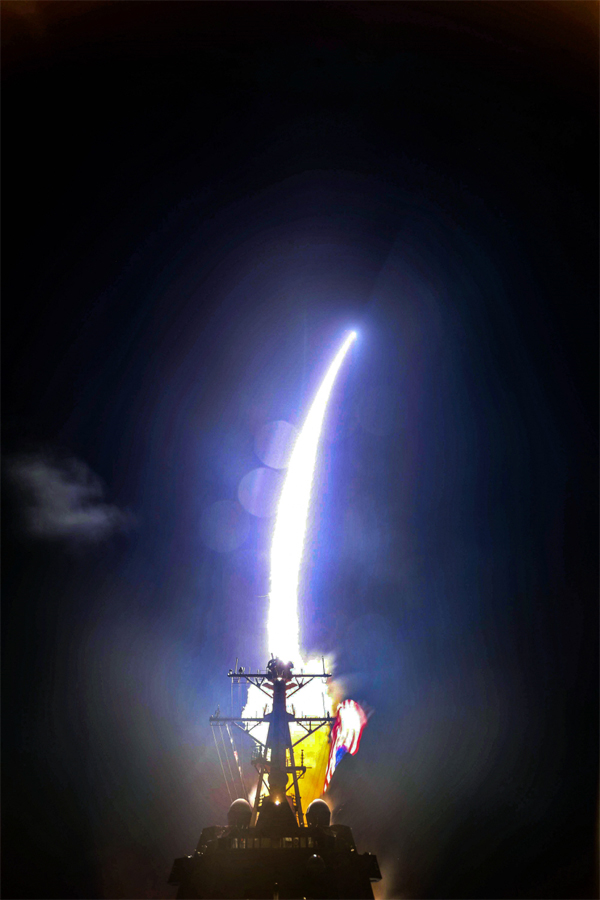 하와이 인근 해상에 위치한 미 해군 이지스함 존 핀호에서 17일(현지시간) 대륙간탄도미사일 발사체를 요격하기 위한 SM-3 2A 미사일이 발사되고 있다. [사진 제공 = 미국 미사일방어청 홈페이지]