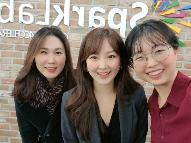 토요일 오후 스파크랩 사무실에서 신연선 에디터(왼쪽 첫번째), 이 이사, 김혜연 에디터