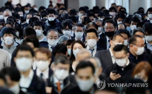 일본에서 신종 코로나바이러스 감염증(코로나19)이 급속히 재확산하는 가운데 지난 13일 마스크를 착용한 사람들이 도쿄 도심의 한 전철역을 가득 메우고 있다. [로이터=연합뉴스 자료사진]