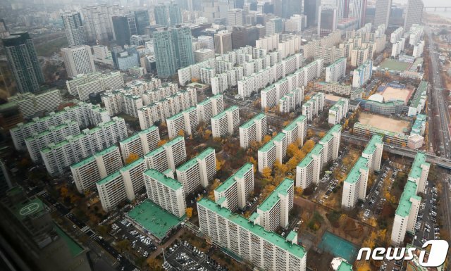 사진은 이날 서울 여의도 63아트에서 바라본 도심 아파트단지. 2020.11.18/뉴스1 © News1