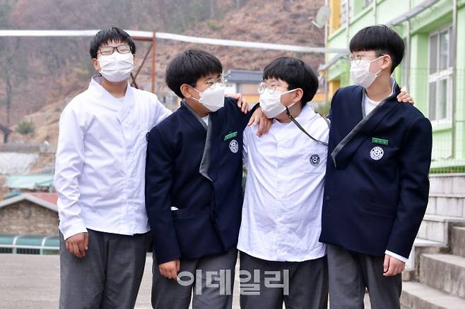 경북 예천 대창중 학생들이 한복교복을 입고 어깨동무를 하고 있다(사진=문체부)