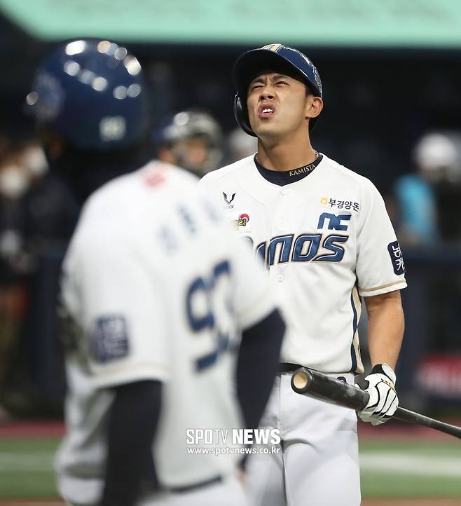 ▲ NC 이명기는 18일 고척스카이돔에서 열린 한국시리즈 2차전에서 1회말과 5회말 직선타구로 물러나면서 누상의 주자까지 동시에 아웃되는 불운을 겪었다. ⓒ고척, 곽혜미 기자