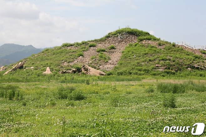 중국 지린성 지안(集安)에 있는 태왕릉 전경. 일반적으로 광개토왕의 무덤으로 알려져 있지만 한국학계에서는 광개토왕의 아버지인 고국양왕의 무덤으로 추정하고 있다. (미디어한국학 제공) 2020.11.21.© 뉴스1