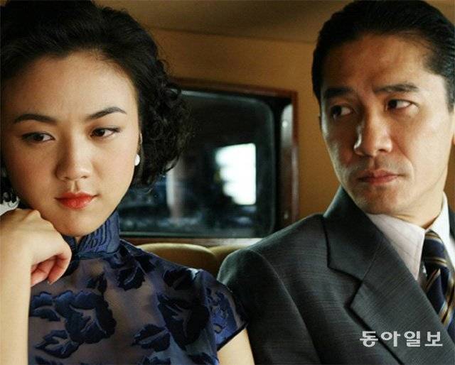 량차오웨이(양조위), 탕웨이 주연의 2007년 영화 ‘색, 계’. 1940년대 중국 상하이를 배경으로 국민당 정보조직과 중국 내 친일 괴뢰정권 정보조직의 치열한 공작을 그렸다. 동아일보DB
