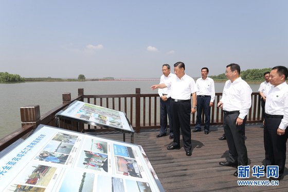 시진핑 중국 국가 주석이 수해 피해 지역을 시찰하고 있다. 뒷 배경으로 펼쳐진 강은 잔잔한 모습이다. 시 주석을 비롯해 함께 시찰하는 사람들도 구두를 신고 있다. [신화망]