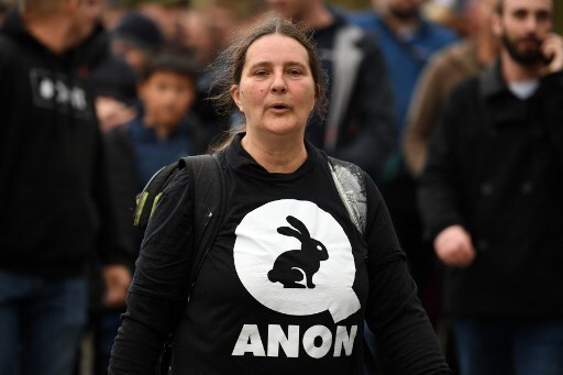 '큐아논'이라고 적힌 티셔츠를 입고 있는 여성/사진=AFP