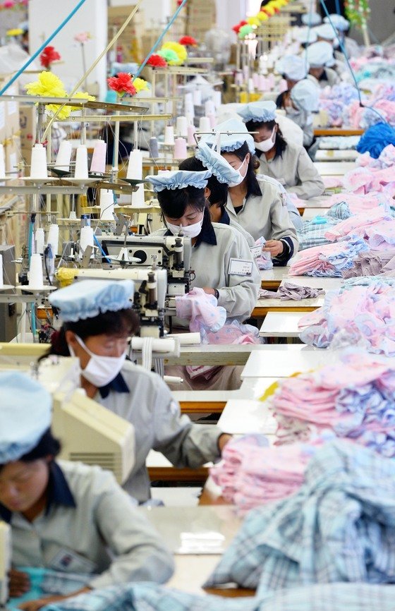 개성공단이 폐쇄되기 전인 2013년 9월 북한 근로자들이 개성공단의 한 업체에서 제품을 생산하고 있다. 사진은 기사와는 무관한 내용임. [중앙포토]