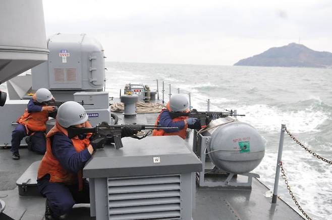 해군 2함대 장병들이 서해 수호훈련 도중 소총을 전방에 겨누고 있다. 세계일보 자료사진