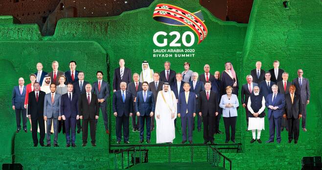 G20 정상회의 홈페이지에 공개된 문재인 대통령 등 주요 20국 정상들의 합성 단체사진. /G20 정상회의 제공