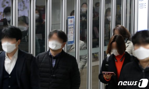 수도권 사회적 거리두기 2단계 격상을 하루 앞둔 23일 오전 서울 광화문역에서 시민들이 마스크를 쓰고 이동하고 있다. /사진=뉴스1