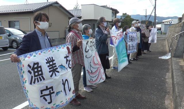 '더 이상 바다를 더럽히지마! 시민회의' 회원들이 지난달 28일 후쿠시마현 후타바군 도미오카 경제산업성 현지사무소 앞에서 후쿠시마 제1원전에서 발생하는 오염수 방류 결정을 하지 말 것을 요구하는 시위를 벌이고 있다. 시민회의 제공
