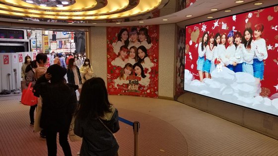 22일 일본 도쿄 시부야 중심가에 있는 시부야109에서 걸그룹 니쥬의 대형광고판을 배경으로 팬들이 사진을 찍고 있다. 윤설영 특파원