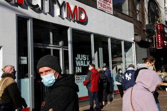 지난 16일 미국 뉴욕 브루클린 자치구에서 신종 코로나바이러스 감염병 치료를 받기 위해 줄을 서서 기다리고 있다. 로이터=연합뉴스