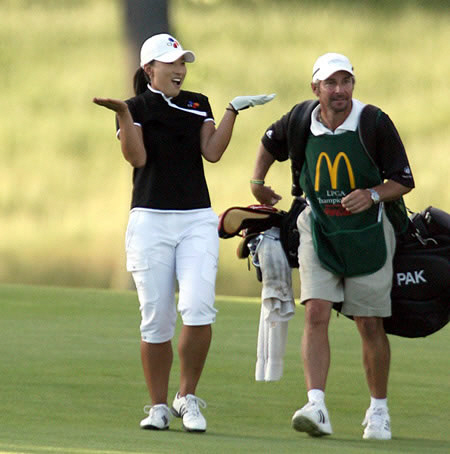 박세리가 2006년 맥도날드챔피언십 연장전에서 두 번째 샷을 홀에 가까이 붙인 뒤 ‘믿기지 않는다’는 몸짓을 하고 있다. LPGA 홈페이지