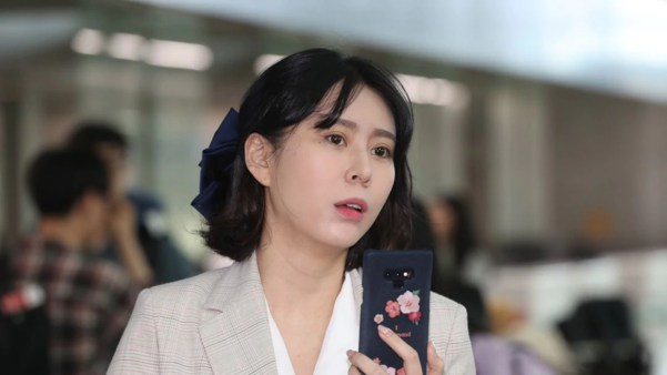 고 장자연씨 사건의 ‘유일한 증인’을 자처하는 윤지오씨가 지난해 4월 캐나다로 출국하기 위해 인천공항으로 들어서고 있다. /연합뉴스