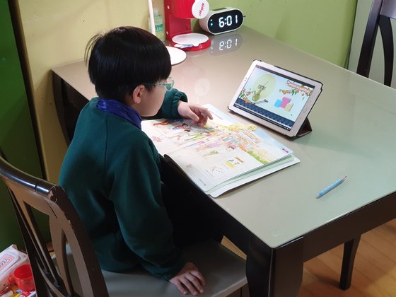 23일 초등학교 1학년인 이지오(7)군이 EBS 교육방송을 보며 온라인 학습을 하고 있다. [독자 제공]