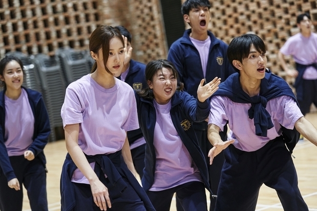 Love Live! On Hwang Min-hyun, Jeong Da-bin, Noh Jong-hyun, Yang Hye-ji, Yeon Woo, Choi Byung-chan will be in full swing.In the JTBC mini-series Love Live!On (director Kim Sang-woo/playplayplay Bang Yu-jeong), which will be broadcast on November 24, a fierce dodgeball showdown of six people will be unveiled.First of all, the picture of Ko Eun-taek (Hwang Min-hyun), who is unwinding himself by stretching, and Baekhorang (Jeong Da-bin), who is worried somewhere, catches the eye.Especially, it is interesting to see Baekhorang, Kang Jae-i and Choi Byung-chan who seem to care when they look at the side where Ko Eun-taek, Do-jae (No Jong-hyun), and Ji So-hyun (Yang Hye-ji) sit together among the same class friends.In addition, Kang Jae-yis expression of defense posture between the helper and the friends who take the attack posture with the ball during the dodge game feels subtle coldness.It is raising the curiosity about whether something unusual happened to the second year old longevity couple. It raises the expectation of what will happen in the physical education class on this day.PreviouslyLove Live!! On showed the birth of a relationship restaurant by showing the tit-for-tat Chemie of the broadcasting director Ko Eun-taek and the unmarried Celeb Baekhorang, as well as the couple Chemie, who is in trouble with reality, and the innocent man Kim Yu-shin, who is going straight to her, ...the news is a bit of a glare