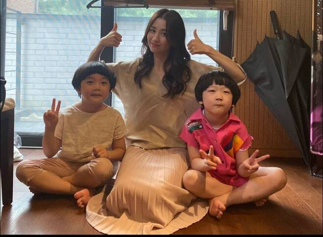Actor Park Ha-sun expressed his regrets ahead of the last episode of tvN Postpartum care centers.The photos included Park Ha-sun and Postpartum care centers Actors.Park Ha-sun, wearing postpartum care suits, left a selfie with the motivations of the cooker, while boasting a two-shot with a courier Nam Yoon-soo and a chemistry.The behind-the-scenes footage of the postpartum care centers added to the end.Meanwhile, Postpartum care centers where Park Ha-sun is active will air today (24th).Park Jung-min on the news