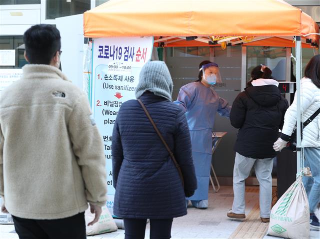 붐비는 마포보건소 선별진료소 - 23일 오전 서울 마포구보건소 내 선별진료소에서 시민들이 코로나19 검사를 받기 위해 대기하고 있다. 마포구 홍대새교회 관련 확진자가 급증하면서 집단감염 여파가 번지고 있으며 방역당국은 오는 24일부터 수도권 지역 사회적 거리두기를 2단계로 격상한다. 2020.11.23 뉴스1