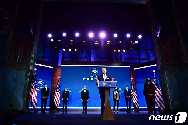 조 바이든 미국 대통령 당선인(가운데)이 24일(현지시간) 앤터니 블링컨 전 국무부 부장관을 새 정부 국무장관에 지명하는 등 주요 외교안보 라인 인선결과를 발표하고 있다. © AFP=뉴스1